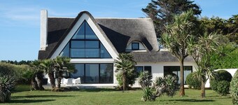 Villa "La Loubine" contemporary thatched cottage facing the sea