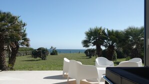 A terrace with white chairs and a view of the sea. - Villa "La Loubine" contemporary thatched cottage facing the sea (Batz-sur-Mer)
