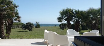 Villa "La Loubine" contemporary thatched cottage facing the sea