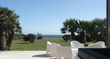 Villa " La Loubine" chaumiĂšre contemporaine face mer