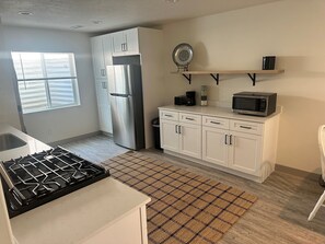 Kjøleskap, mikrobølgeovn, ovn og kokeplater