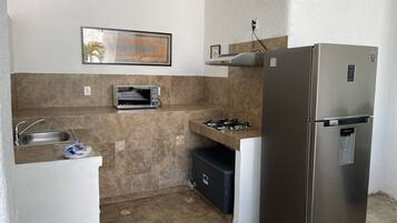 Refrigerador, microondas, parrilla de estufa y licuadora