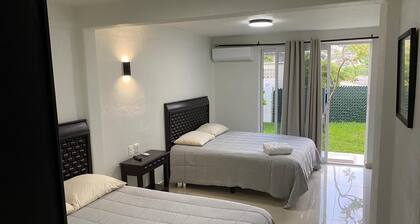 Spacious 6-bedroom house with AC and WiFi in lovely Acapulco de Juárez