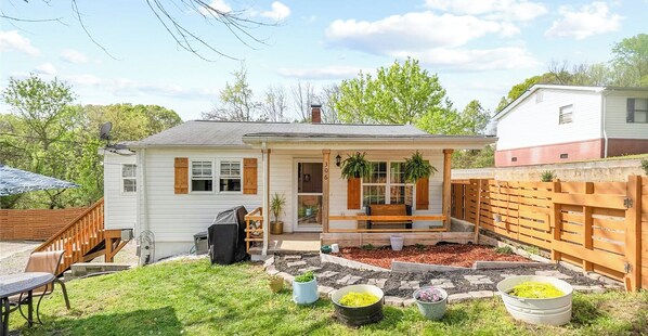 Outdoor dining - Zen Midcentury-Art Deco Hideaway (Concord)