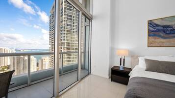 Escritorio, tabla de planchar con plancha y wifi