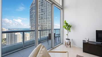 Televisión y chimenea