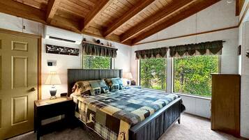 4 bedrooms, desk, travel crib, free WiFi