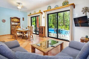 TV - Colorful Mexican Style 2BR with Pool Views (Playa Del Carmen)