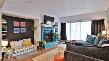 Smart TV, DVD player, books, stereo