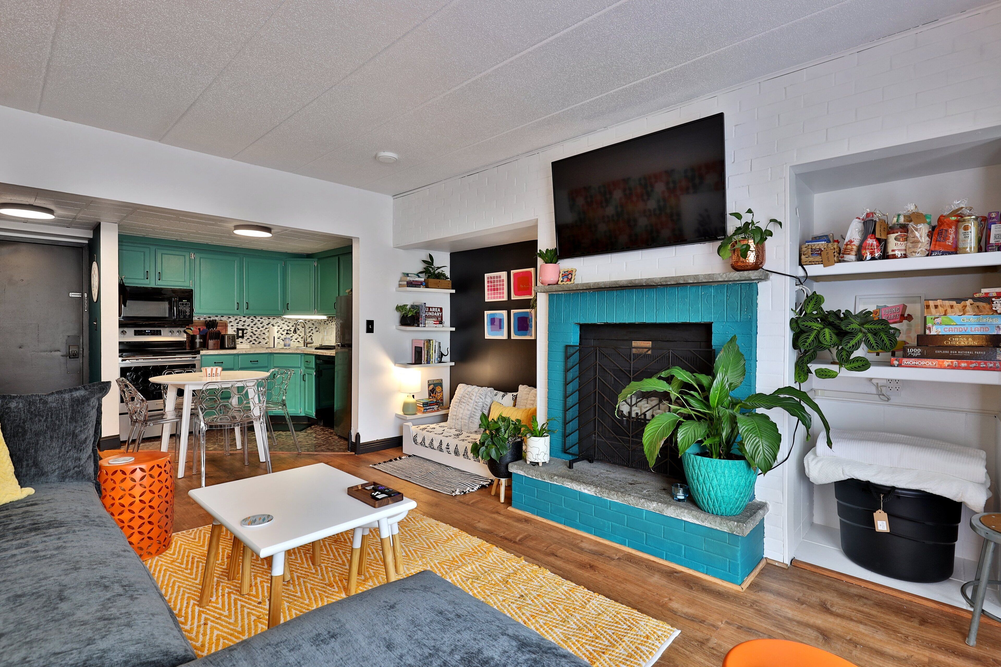 智能电视、DVD 播放器、书、立体声音响