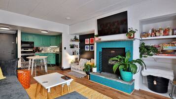 Smart TV, DVD player, books, stereo