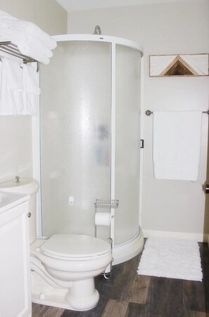 Dusche, Haartrockner, HandtĂŒcher, Seife