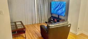 3 bedroom townhome, close to square one, airport, and downtown