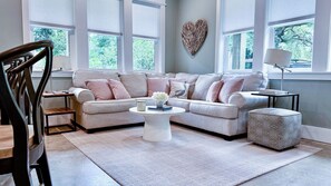 Smart TV, livros, aparelho de som