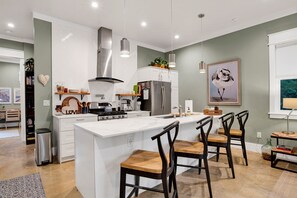 冷蔵庫、電子レンジ、オーブン、コンロ