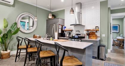 Luxe Garden Cottage Walkable to Downtown Fairhope