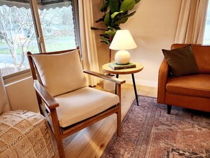 Una Smart TV, una chimenea, libros, una oficina