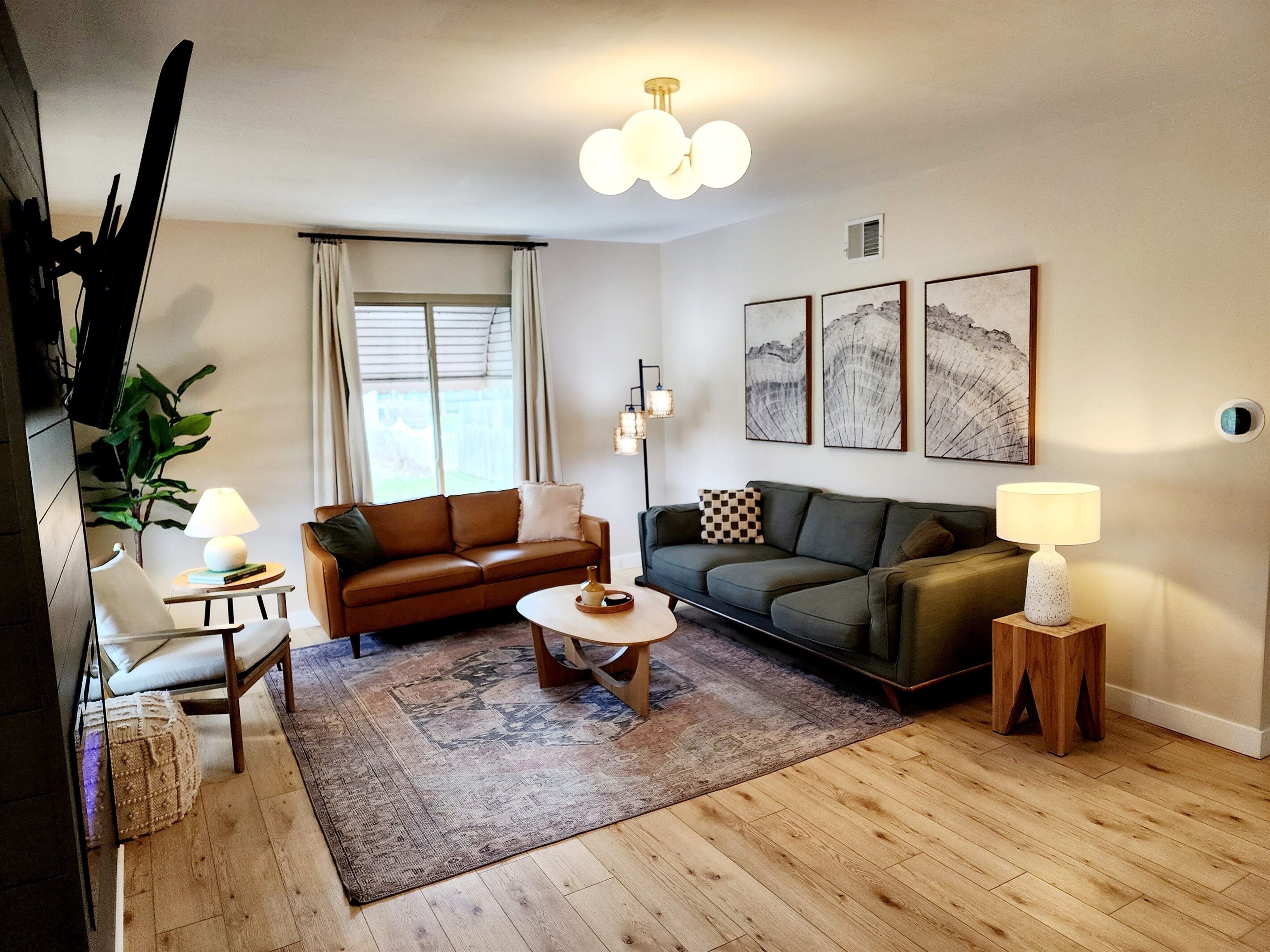 Smart-TV, Kamin, Bücher, Arbeitsbereiche