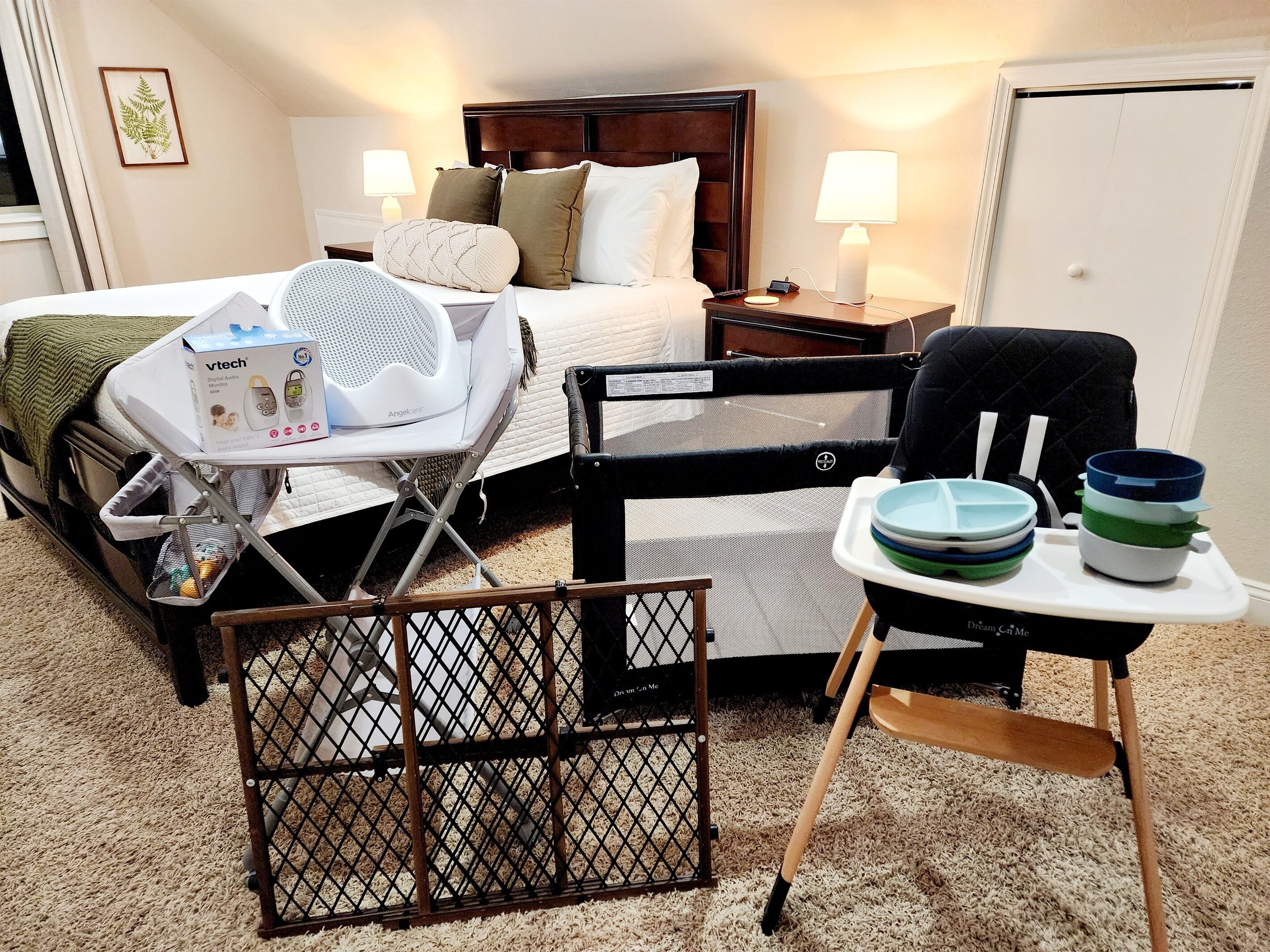 3 chambres, bureau, fer et planche à repasser, lit de bébé portatif