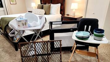 3 soverom, skrivebord, strykejern/-brett og reiseseng for barn