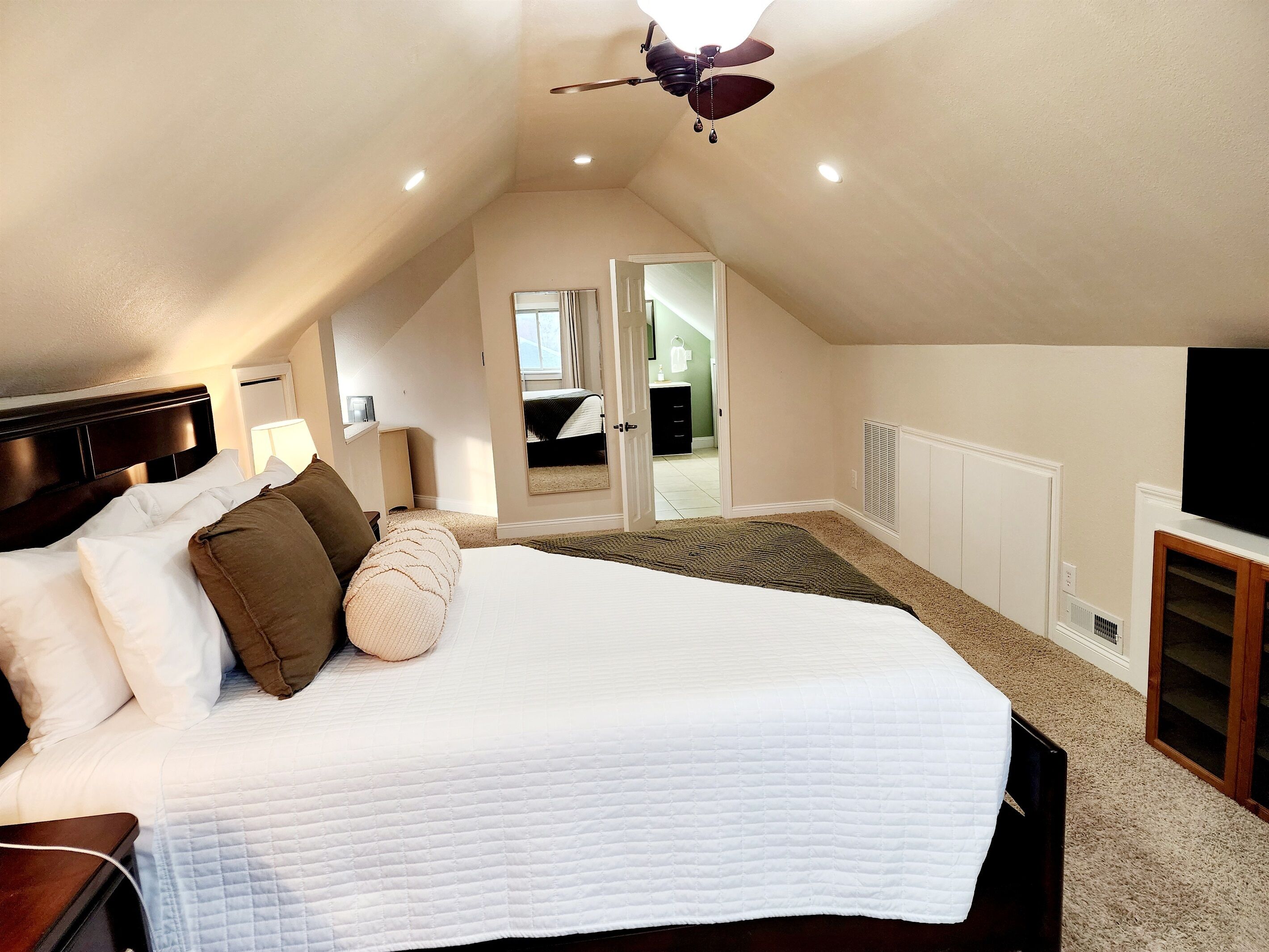 3 Schlafzimmer, Schreibtisch, Bügeleisen/Bügelbrett, Reisekinderbett