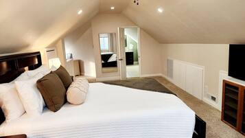 3 bedrooms, desk, iron/ironing board, travel cot