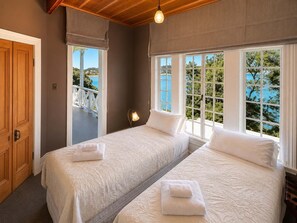 4 habitaciones, tabla de planchar con plancha, wifi y ropa de cama 