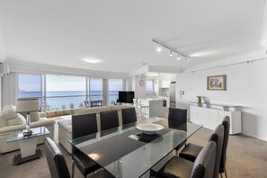 Appartement, 2 chambres, balcon | Salle à manger