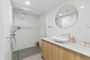 Apartment, 2 Schlafzimmer, Balkon | Badezimmer