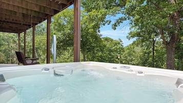 Bañera de hidromasaje al aire libre