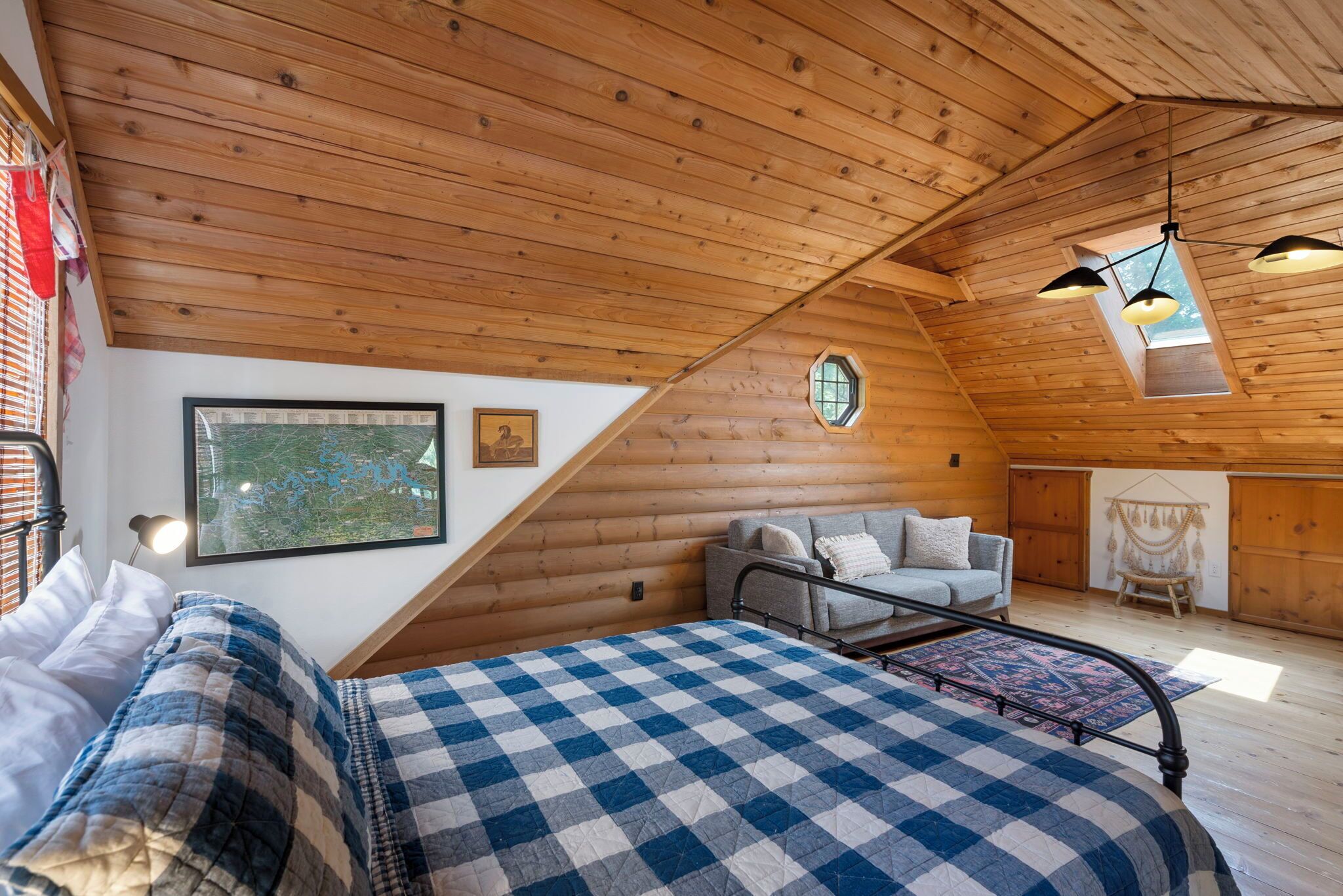 3 bedrooms, desk, WiFi (free), bed sheets