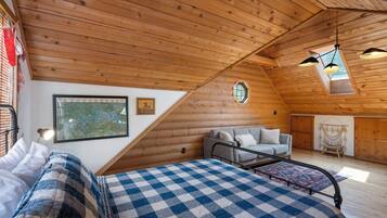 3 bedrooms, desk, WiFi (free), bed sheets