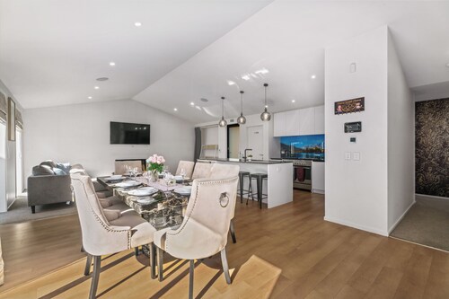 Charming 4-bedroom house in lovely Queenstown with WiFi, AC