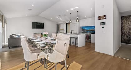 Charming 4-bedroom house in lovely Queenstown with WiFi, AC