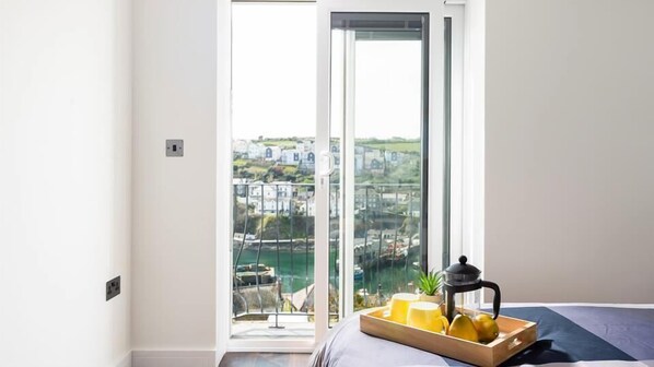 3 quartos, ferros/tábuas de passar roupa, berço de viagem