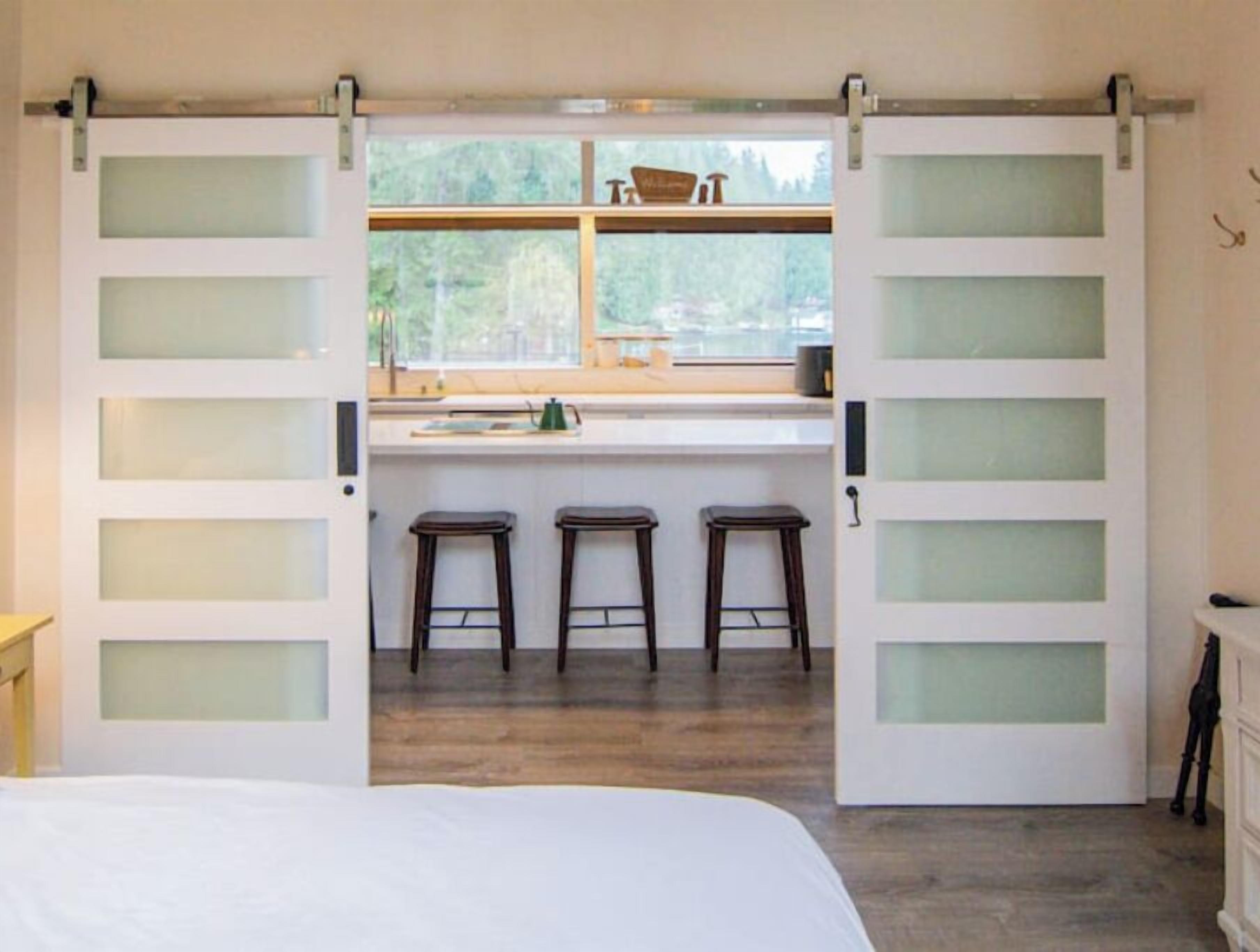 3 bedrooms, desk, WiFi, bed sheets