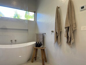 Hårføner, håndklær, såpe og sjampo