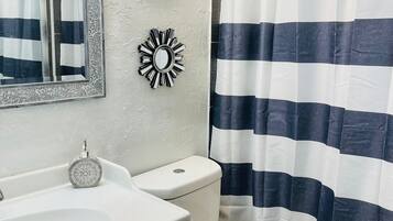 Secadora de cabello, toallas, jabón, papel de baño