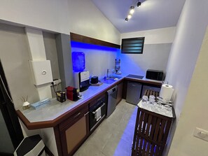 Frigorífico, microondas, horno y placa de cocina