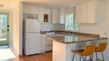 Fridge, oven, stovetop, coffee/tea maker