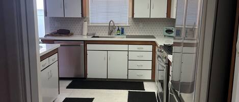 Refrigerador, microondas, horno, placa de cocina