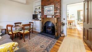 Un salon chaleureux avec une cheminée, des meubles en bois et un tapis.