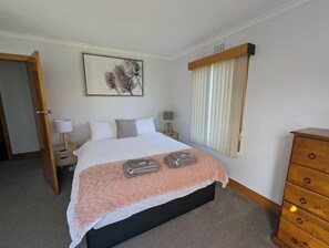 3 bedrooms, iron/ironing board, free WiFi, bed sheets - Spacious Family Home in Devonport  (Devonport)