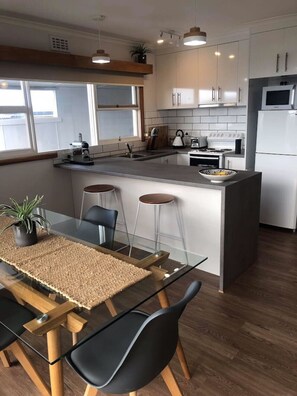 Fridge, microwave, oven, stovetop - Devonport’s Relax @ Manning (Devonport)