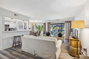 Smart TV, fireplace, books - 266 Turnberry Village @ Palmetto Dunes | Golf View | Walk to Beach | Pool Access (Hilton Head Island)