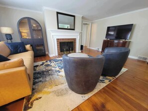 Smart TV, fireplace, computer monitors - Charming retro house on University Ave, walking distance from WVU Stadium. (Morgantown)