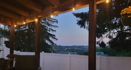 Charming retro house on University Ave, walking distance from WVU Stadium.