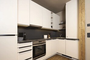 Kühlschrank, Mikrowelle, Ofen, Geschirrspüler