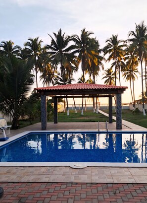 حمّام سباحة خارجي