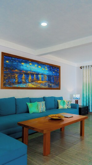 Smart TV, books, stereo